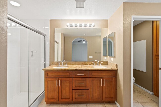 Building Photo - Beautiful 3 BD/2.5 BA, 2 Car Garage, Townh...