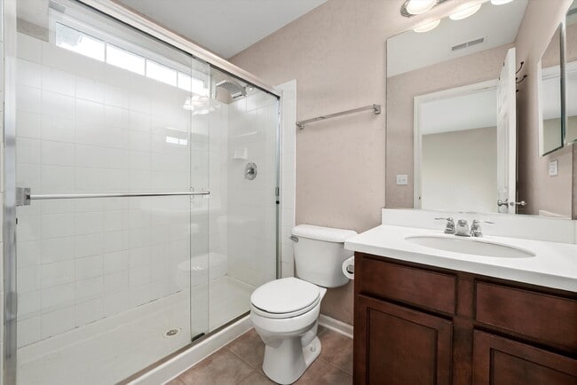 Building Photo - 2-bed/2.5-bath Townhouse in Round Lake