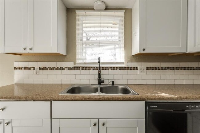 Building Photo - 645 Lloyd Ave