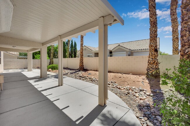Building Photo - Spacious 4-bedroom, 3-car garage home feat...