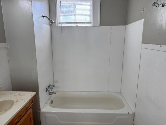 Building Photo - 1916 7th St