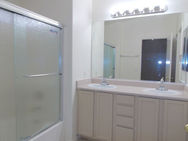 Building Photo - Charming Single-Story Home with 3 Bedrooms...