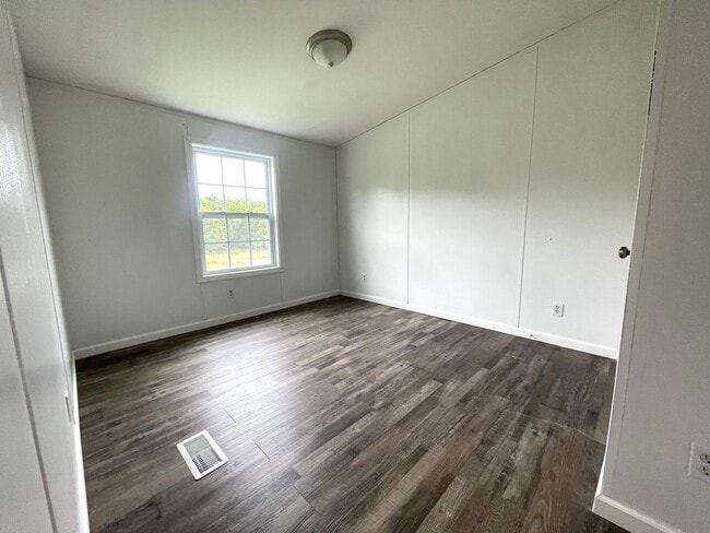 Building Photo - 3 Bed 2 Bath Home For Rent Outside of Bowling Green, MO