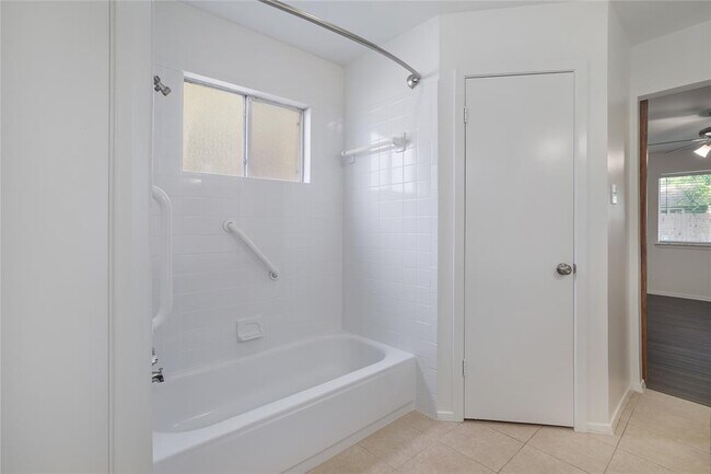 Building Photo - 4104 Harcourt Dr