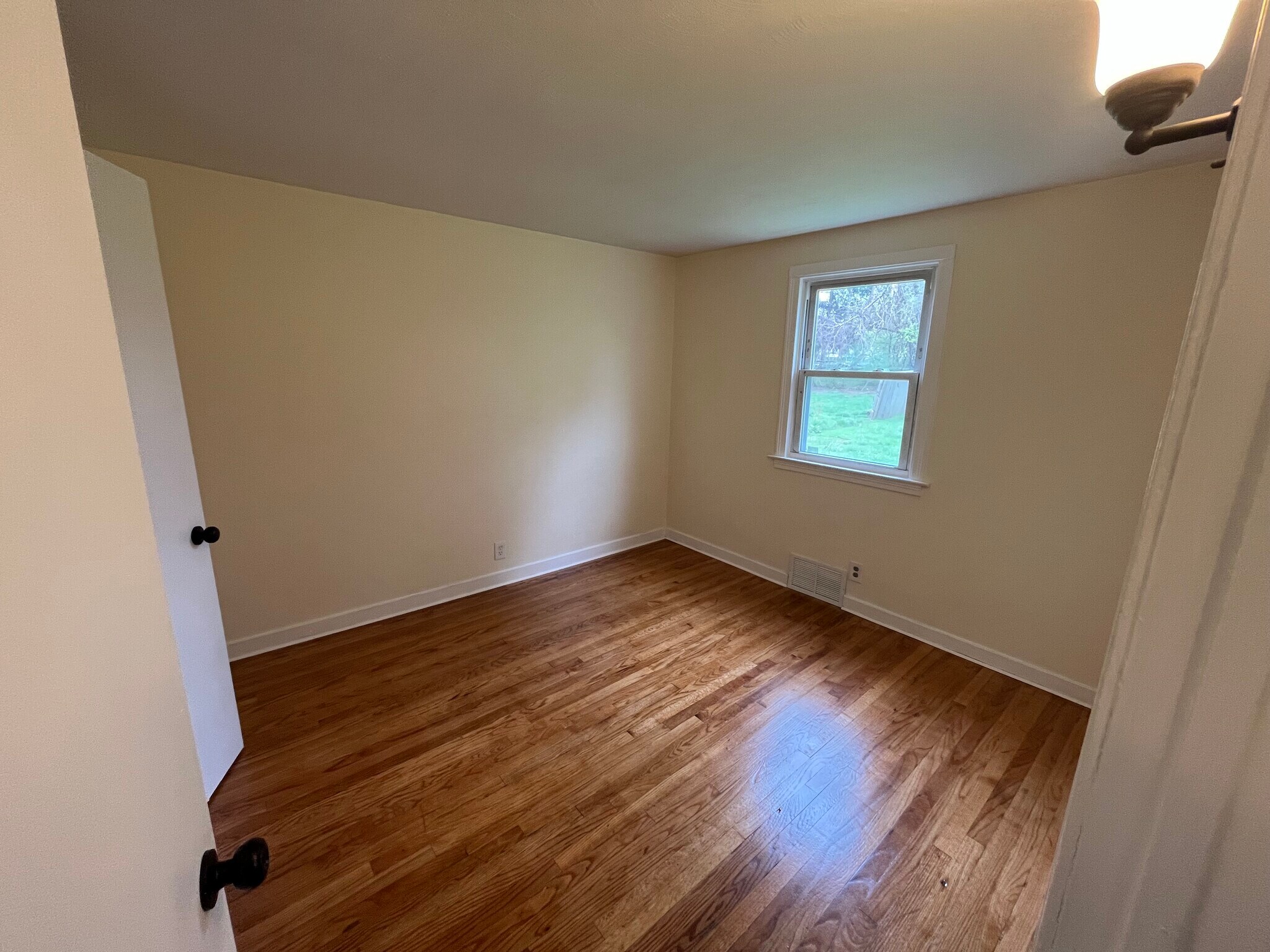 Master bedroom - 107 Douglas Ave