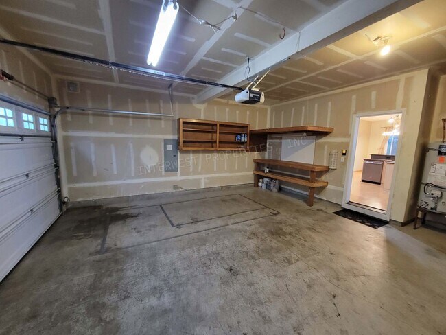 Building Photo - *1/2 OFF 1ST MONTH'S RENT* Large 3 Bed 2.5Ba Vancouver Beauty W/ Gas Fireplace, Dog Run, Fenced Y...