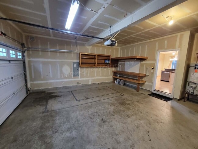 Building Photo - *1ST MONTH'S RENT FREE PROMO* Large 3 Bed 2.5Ba Vancouver Beauty W/ Gas Fireplace, Dog Run, Fence...