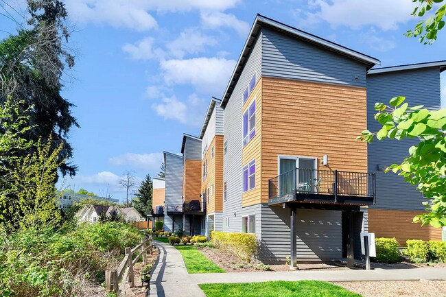 Building Photo - Modern 3 beds/ 2.5 bath townhouse in Kenmore!