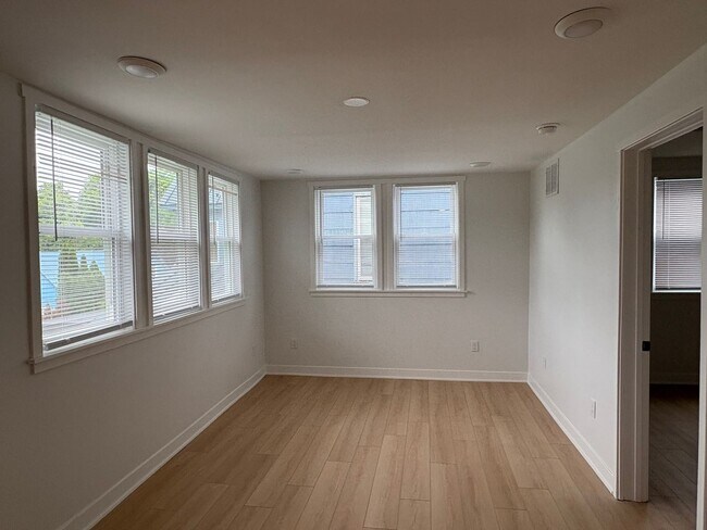 Building Photo - 511 W Charles St