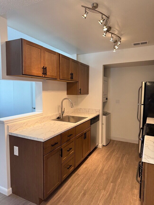 Building Photo - 2 Bedroom with Garage for Rent