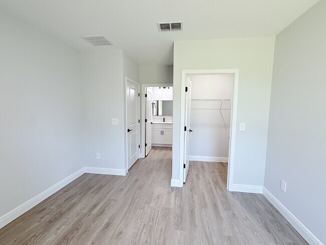 Building Photo - Move-In Ready! 3-bedroom and 2-bathroom home