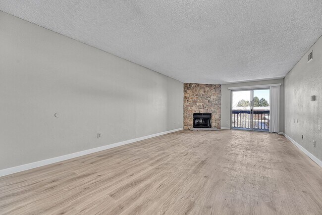 Building Photo - Updated 2 bed / 1 bath home in Lakewood!