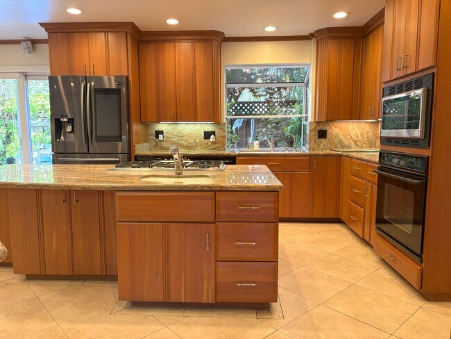 Building Photo - Spacious 4-Bedroom + Office Home in Prime ...