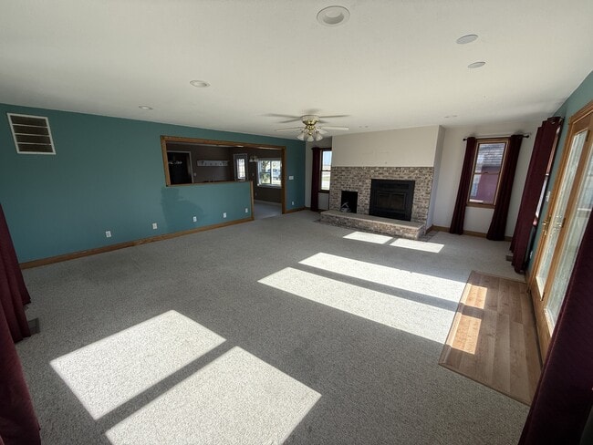 Building Photo - 595 E 700 N