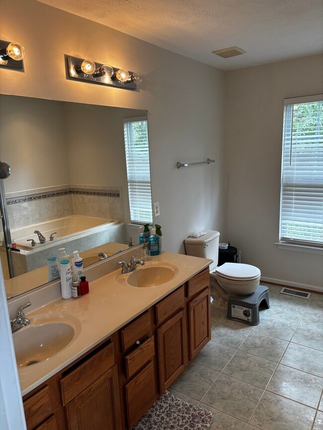 Building Photo - Spacious 4BR, 3.5 Bath House in Elkton