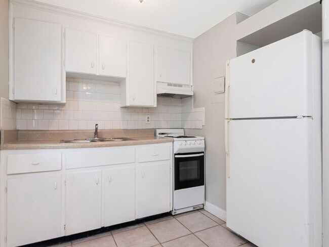 Building Photo - Move-In Ready 1BR/1BA Duplex in Brandon, FL — $1,295/Month, Across from Brandon Mall