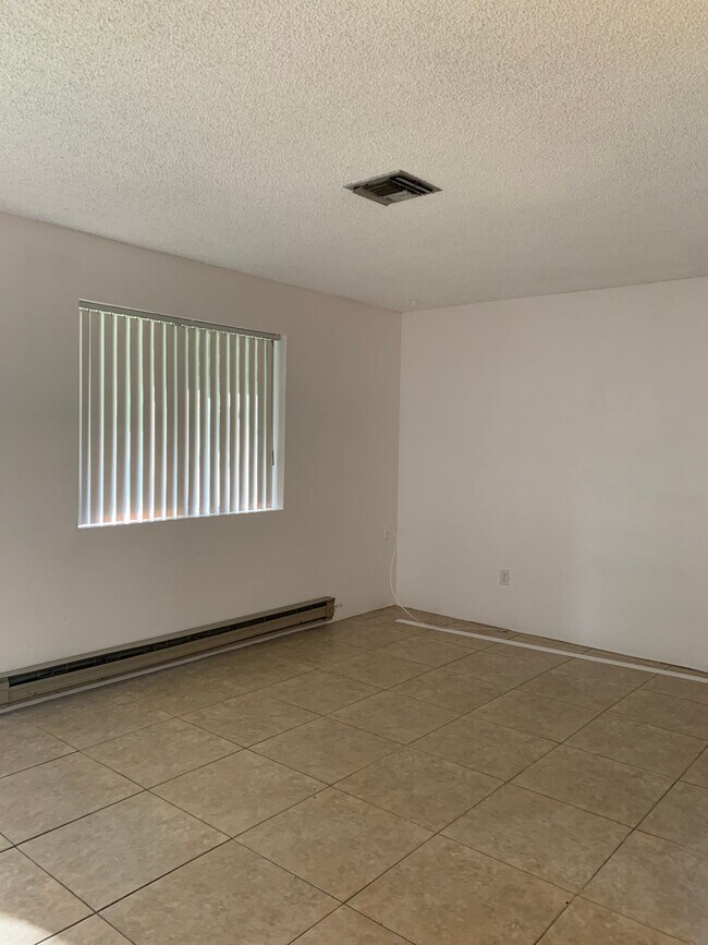 Building Photo - Small Apartment Community, Remodeled One bed/One bath!