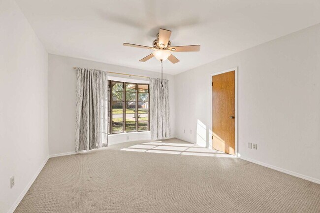 Building Photo - "Charming 3-Bed Oasis with Fireplace in the Heart of Grapevine – 2,238 Sq Ft of Comfort!"