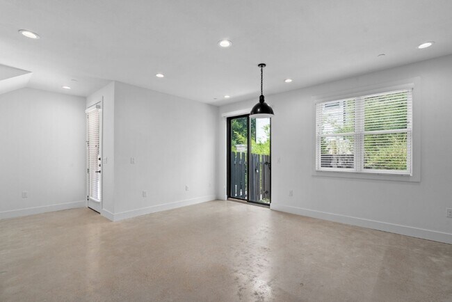 Building Photo - 4006 Avenue C