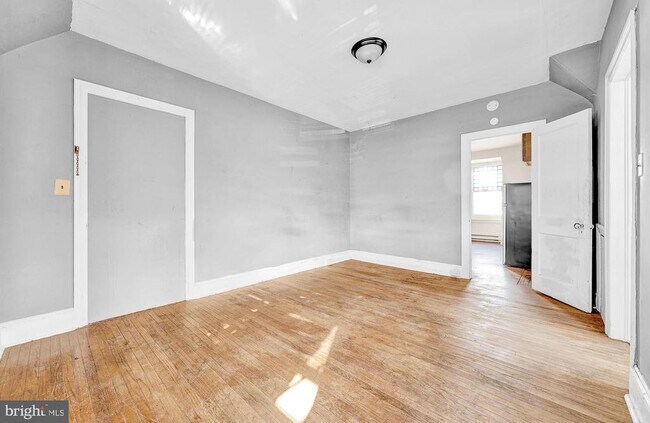 Building Photo - 1020 W Main St