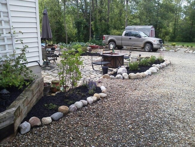 Building Photo - 3 Bedroom  1.5 Bath Split Level Home for R...