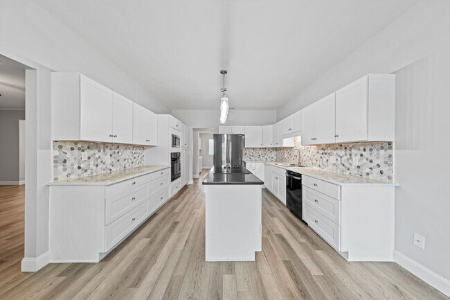 Building Photo - Spacious 4 Bedroom in Bluewater Bay w/ Large POOL!!