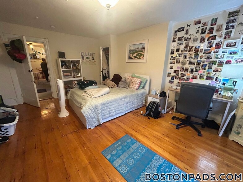 Building Photo - 918 Beacon St