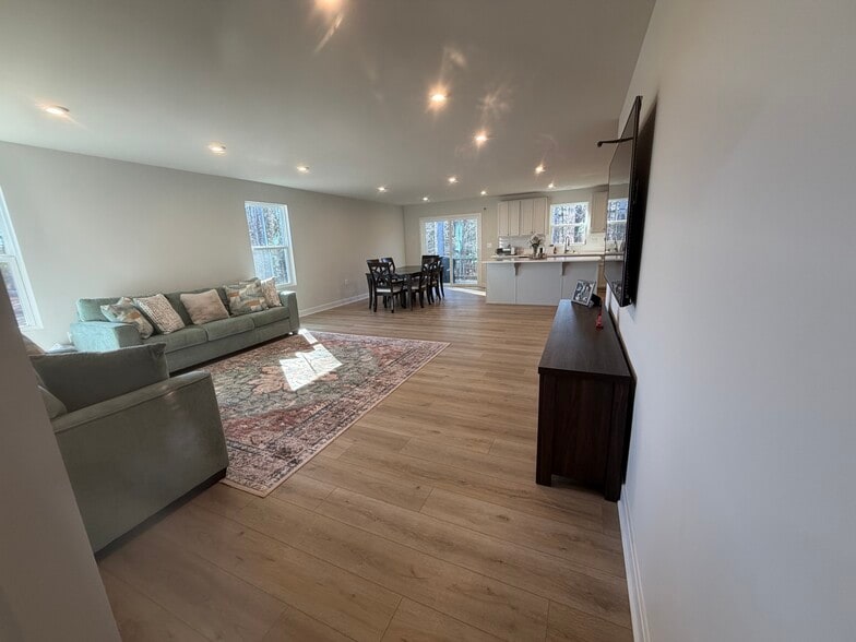 Building Photo - 951 Pemberley St