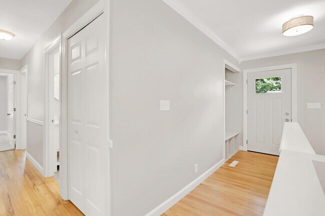 Building Photo - 1101 E Pin Oak Dr