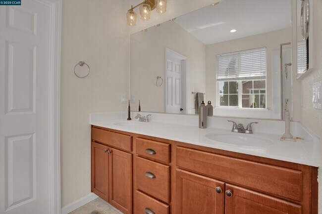Building Photo - 351 Coolcrest Dr