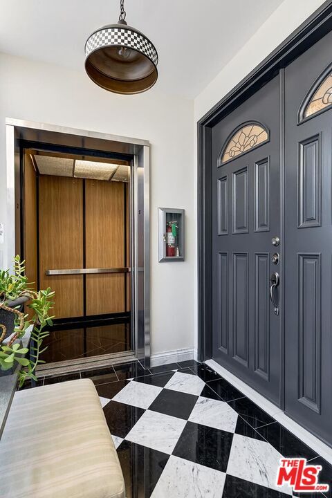 Building Photo - 323 N Palm Dr