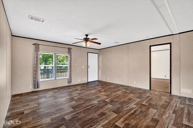 Building Photo - 4BD/2BA home with fenced back yard.