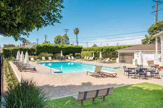 Building Photo - Walk to the Beach