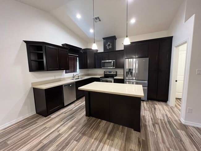 Building Photo - 4 BEDROOM POOL & SOLAR HOME