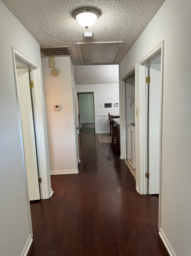 Building Photo - 350 Meadow Crossing Dr
