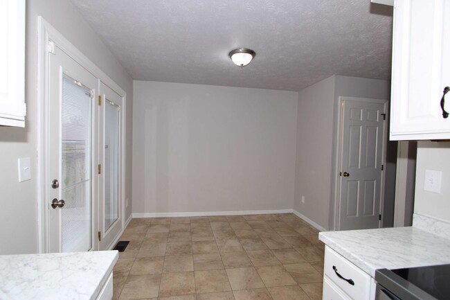 Building Photo - 2 Bed 1.5 Bath Condo