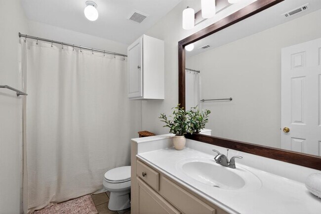 Building Photo - 300 N Carriage Hills Dr