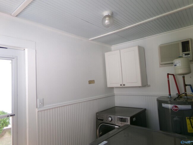 Building Photo - 409 Marsheutz Ave SW