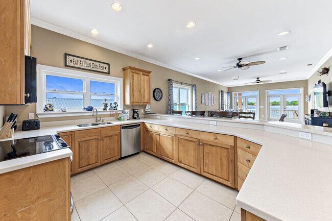 Building Photo - 1242 W Lagoon Ave