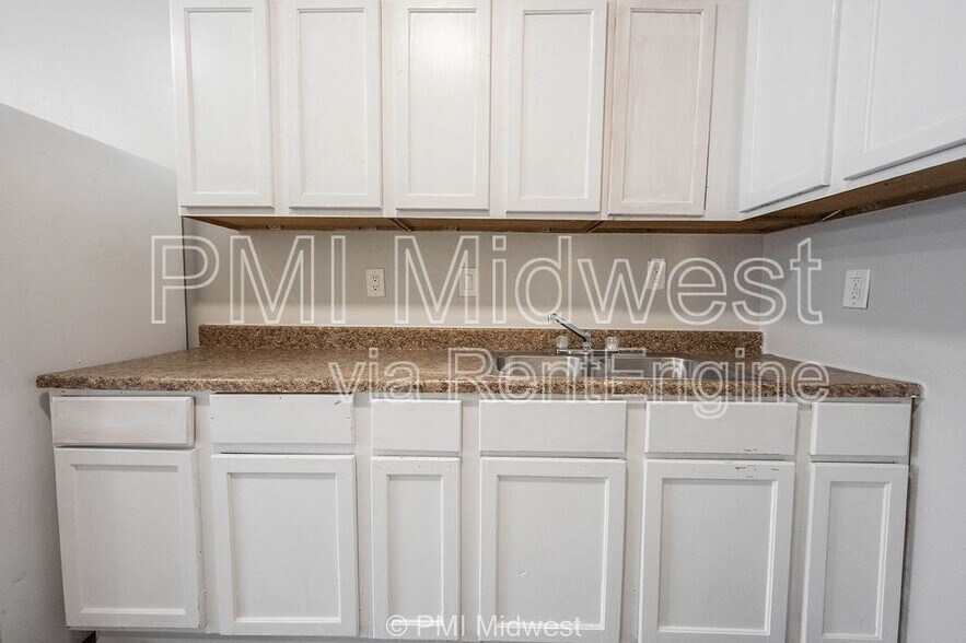 Building Photo - 3014 W 10th St