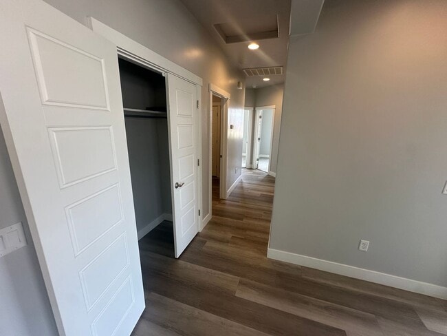 Building Photo - 3 bed plus office / 2.5 bath / 3 car Singl...