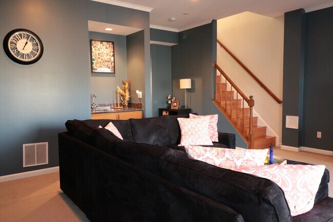 Building Photo - Gorgeous Luxury TH 4 bed, 3.5 bath w/ Wood...