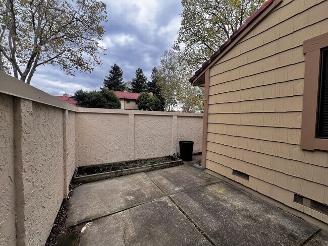 Building Photo - Spacious 3 bedroom 1.5 bath