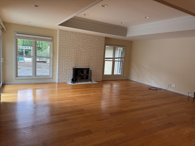 Building Photo - 1359 Country Club Dr