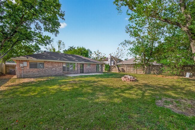 Building Photo - 811 Lochmoor Ln