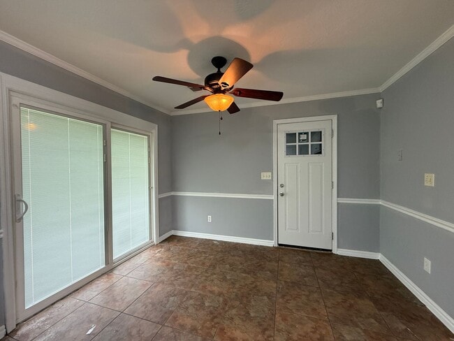 Building Photo - 3 bed, 2 bath home with back yard and one ...