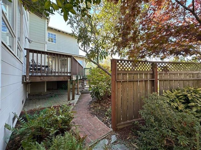 Building Photo - 108 Club Dr