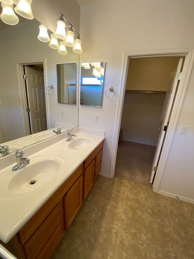 Building Photo - Anthem home