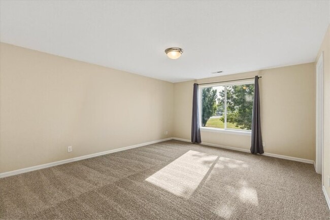 Building Photo - THREE BEDROOM PLUS BONUS OR FOURTH BEDROOM