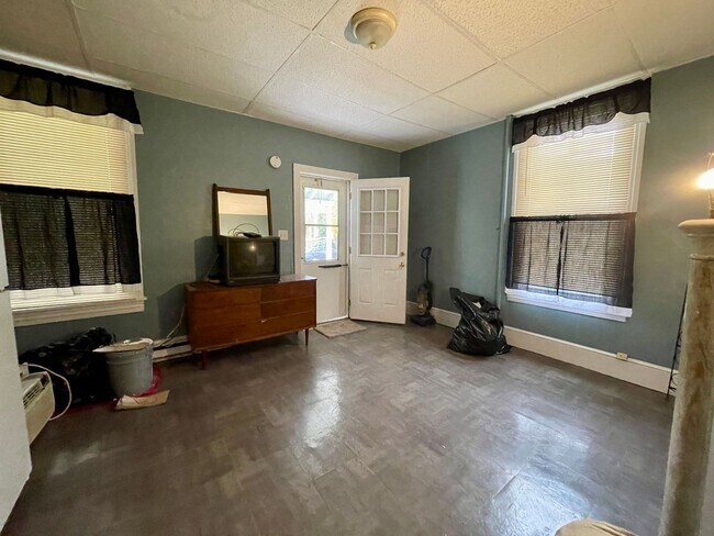 Interior Photo - 204-204 1/2 Atlantic St